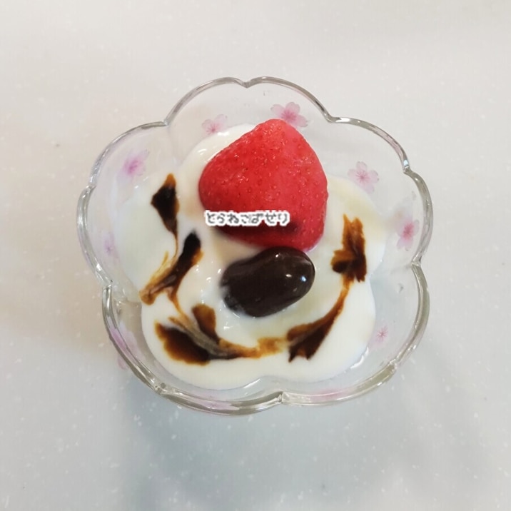 いちごとチョコの黒蜜ヨーグルト